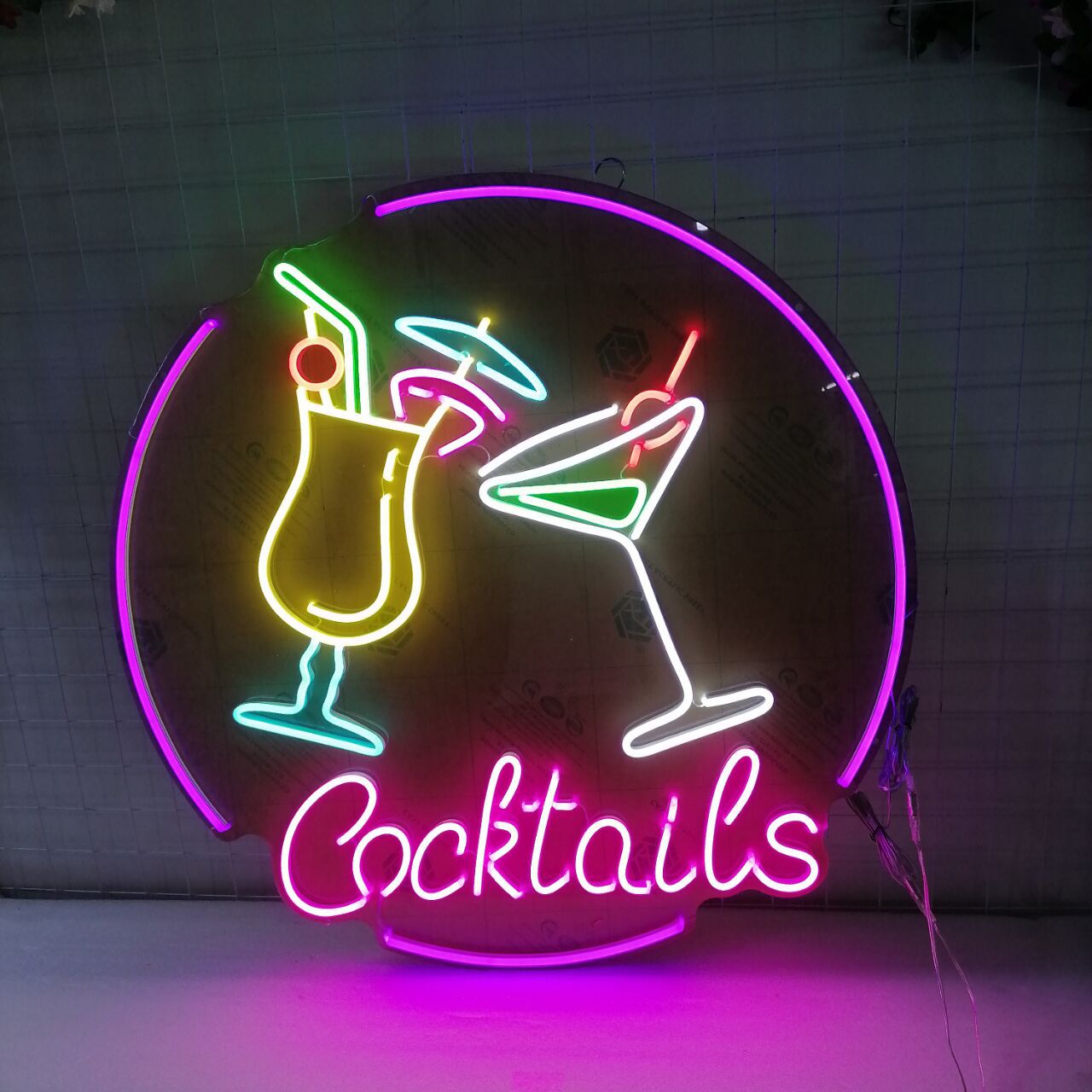 Discover the Mesmerizing Pub Cocktails Parrot Neon Sign – An Illuminating Addition to Your Space - NeonTitle
